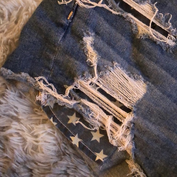 DISTRESSED AMERICAN FLAG DENIM SHORTS - Picture 3 of 4
